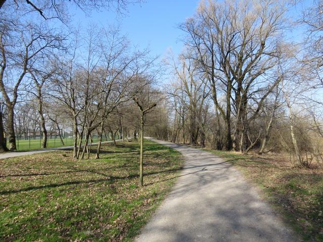 vorbei am Strandbad und Segelhafen laufen wir alles am See entlang