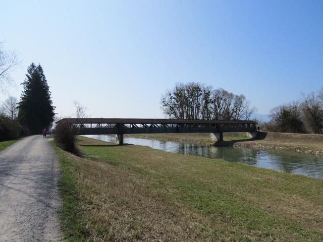 ...den wir über eine Holzbrücke überqueren