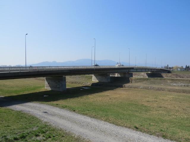 über diese grosse Betonbrücke...