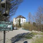 wir durchqueren den Kreienwald und erreichen den Wartensee mit Schloss Wartensee und Restaurant Windegg