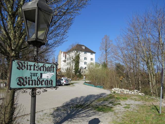 wir durchqueren den Kreienwald und erreichen den Wartensee mit Schloss Wartensee und Restaurant Windegg