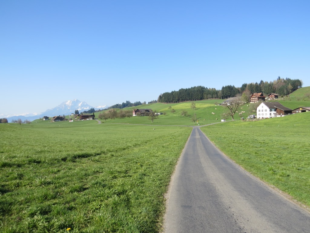 am Horizont taucht der Pilatus auf