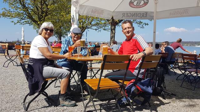 im Biergarten vom Restaurant Fischerhaus, löschen wir mit einem kühlen Bier den Durst