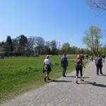 wir laufen durch die Parkanlage beim Schloss Seeburg