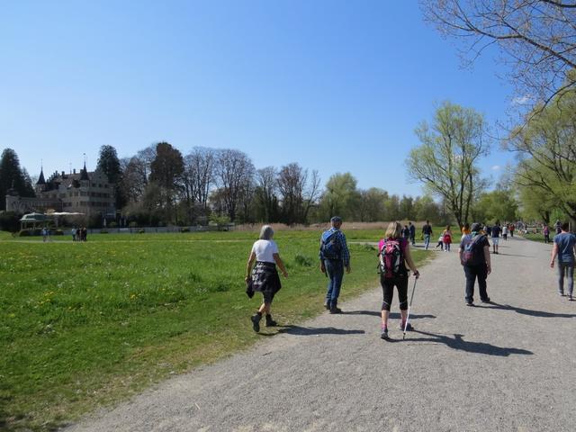 wir laufen durch die Parkanlage beim Schloss Seeburg