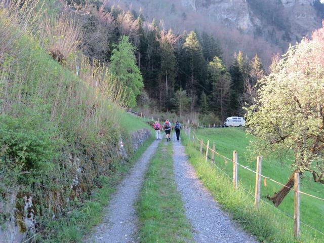 wir lassen die Seilbahn rechts liegen und laufen bei der grossen Wegschlaufe Punkt 549 m.ü.M. vorbei