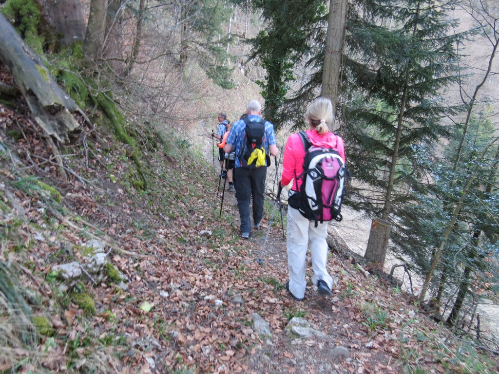 bei der Weggabelung Punkt 912 m.ü.M. geht es weiter geradeaus