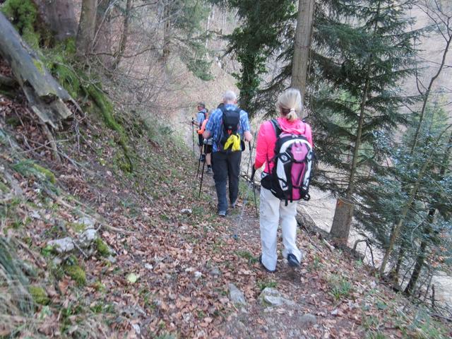 bei der Weggabelung Punkt 912 m.ü.M. geht es weiter geradeaus