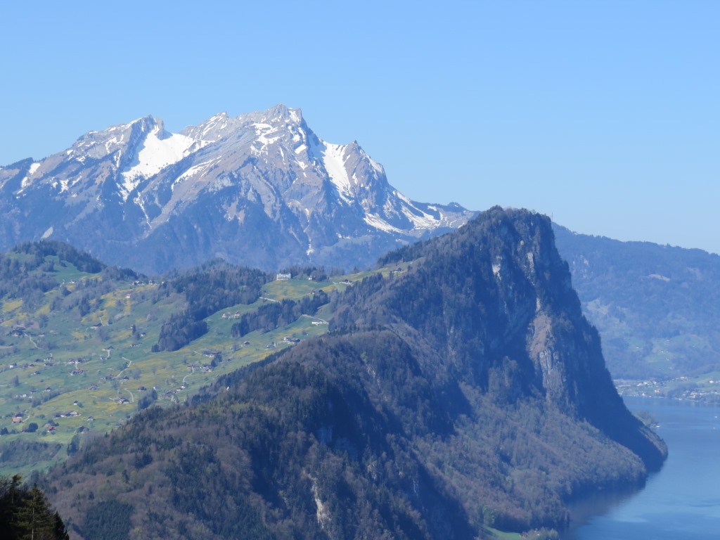 im Vordergrund der Bürgenstockmassiv, dahinter der Pilatus