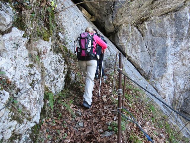 der Wanderweg führt direkt an der senkrechten Felswand entlang