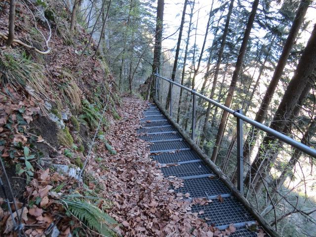 wir überqueren eine Eisenbrücke die in der senkrechten Felswand verankert ist