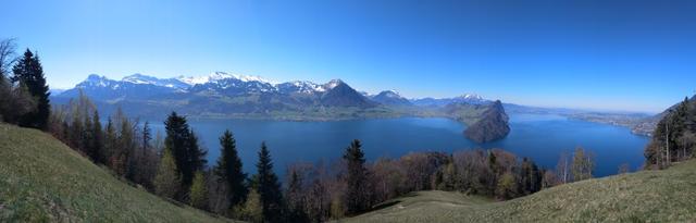 vom Bänkli aus, können wir dieses traumhafte Panorama geniessen