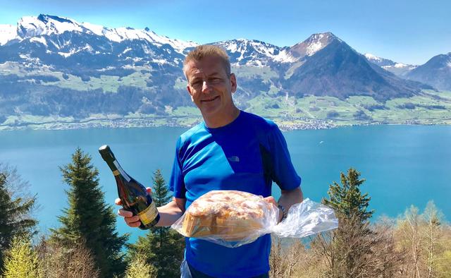 zur feier des Tages habe ich eine Colomba und eine Flasche Prosecco mitgenommen