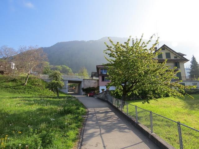 sie führt zunächst durch das Dorf hoch zur Talstation der Luftseilbahn