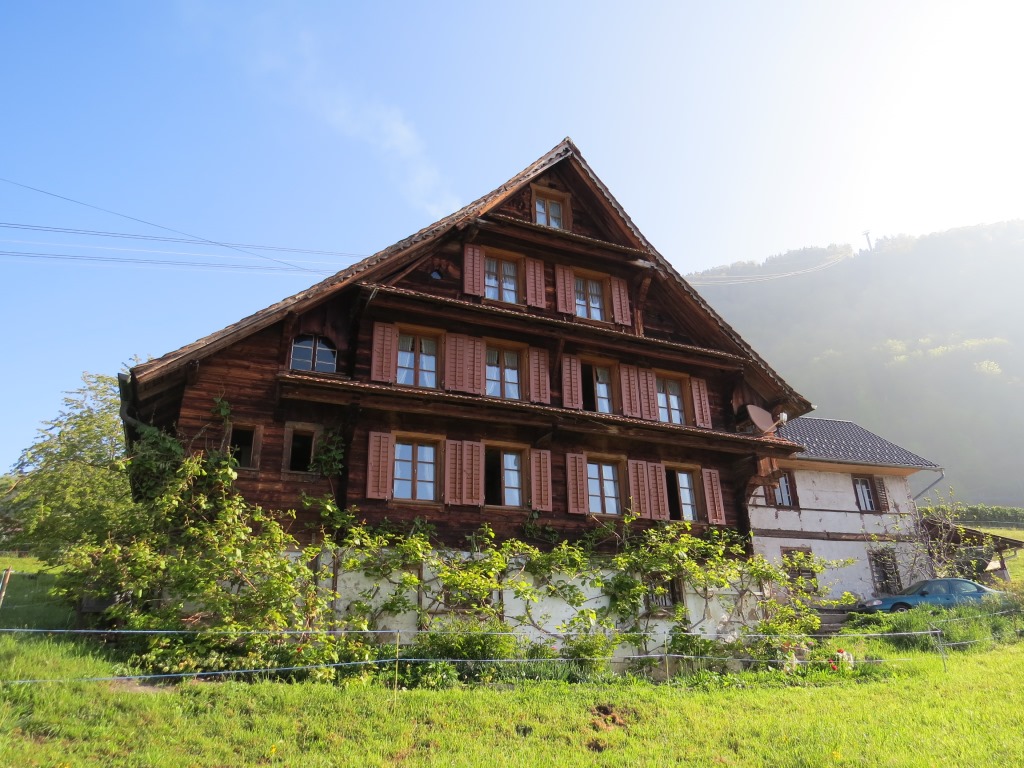 der Wanderweg biegt rechts ab und führt uns an schönen Häuser vorbei