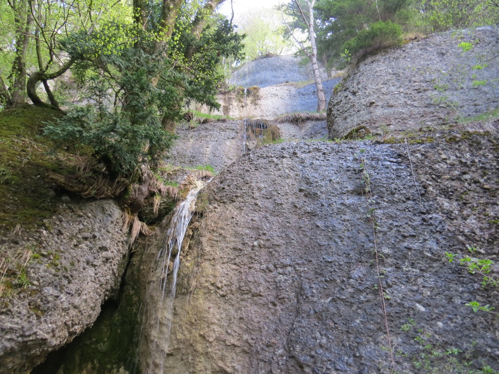 der Wanderweg folgt immer wieder kleine Wasserfälle...