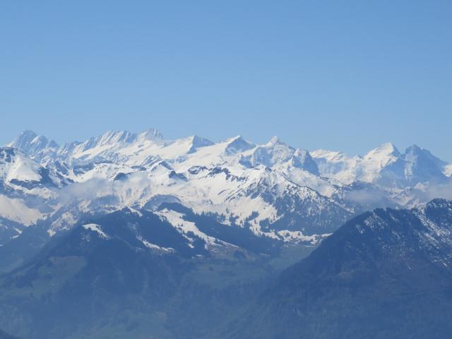 in die Berner Alpen mit Finsteraarhorn, Mönch und Eiger