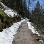 hier beginnt der spektakuläre Felsenweg den wir rechts haltend einschlagen