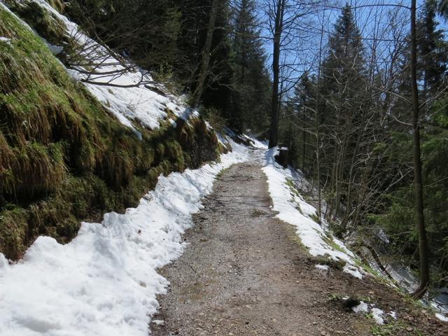 hier beginnt der spektakuläre Felsenweg den wir rechts haltend einschlagen