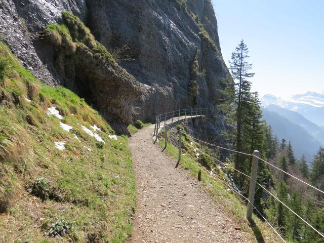 ...und mit Geländer gut abgesicherte Felsenweg nur empfehlen