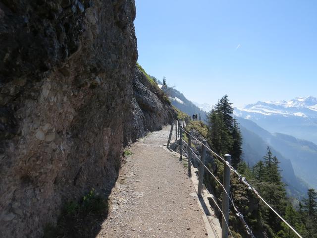 alles auf der senkrechten Südseite des Schild führt uns der Felsenweg...