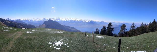 schönes Breitbildfoto mit Blick in die Berge der Zentralschweiz