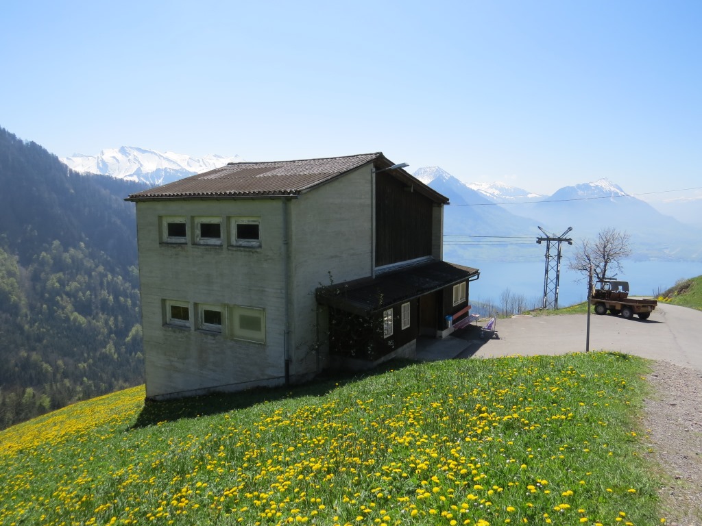 ...geht es noch kurz abwärts bis wir die Bergstation der Luftseilbahn erreichen 1013 m.ü.M.
