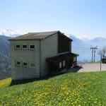 ...geht es noch kurz abwärts bis wir die Bergstation der Luftseilbahn erreichen 1013 m.ü.M.