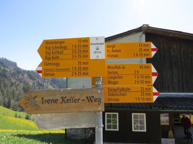 Wegweiser bei der Bergstation der Luftseilbahn