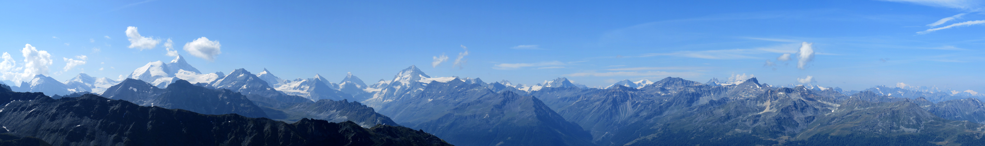 traumhaftes Breitbildfoto. Blick zu den Walliser 4000er Bishorn,Weisshorn,Zinalrothorn,Ober Gabelhorn,Matterhorn,Dent Blanche