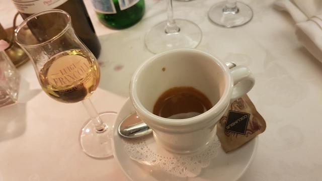 und zum schluss gab es ein Espresso, und ein reichhaltig eingeschenkter Grappa