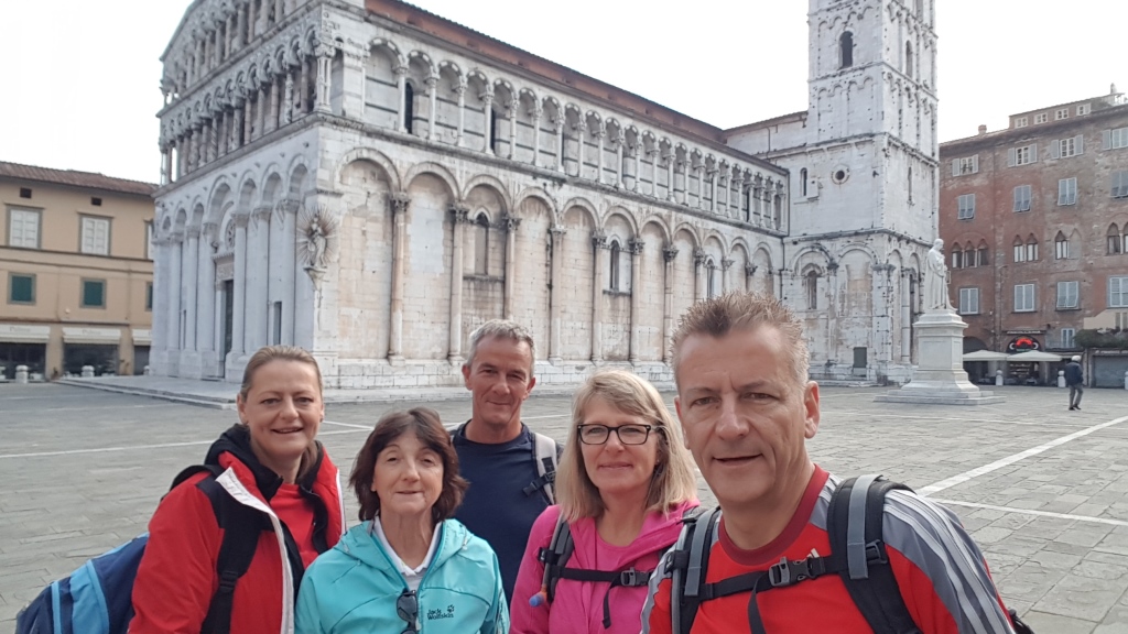 auf der Piazza San Michele starten wir mit unseren Freunden, die erste Etappe in diesem Jahr