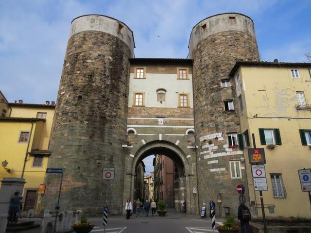 beim alten Stadttor Porta Elisa, lässt man definitiv die Altstadt von Lucca hinter sich