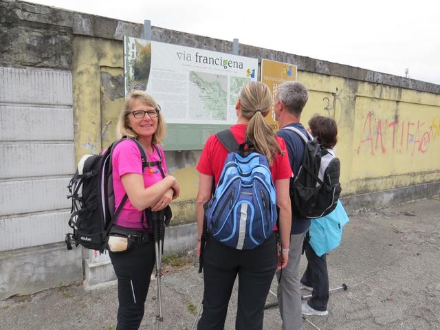 in Capannori informieren sich "unsere" Pilger auf der Via Francigena Infotafel