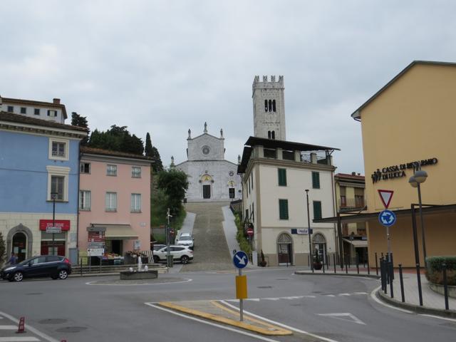 der kurze Aufstieg zur Kirche S.Giusto in Porcari lohnt sich