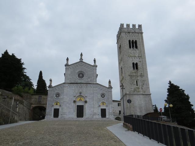 die Kirche mit weissem Marmor ist schnell erreicht