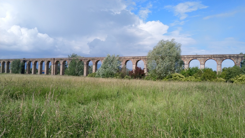 während der Zugfahrt bestaunen wir den langen Aquädukt Nottolini, der früher Lucca mit Wasser versorgte