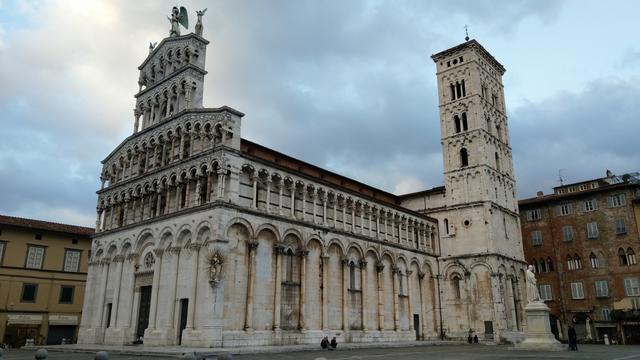 bei der Kirche San Michele in Foro 12.Jhr. mit seiner wunderschönen Fassade, beginnen wir mit dem Rundgang