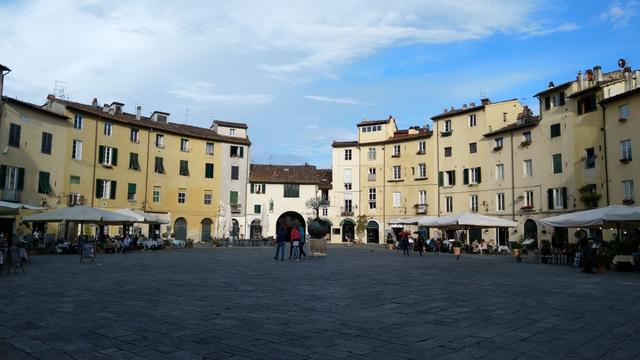 bei der Piazza dell'Anfiteatro, zu römischen Zeiten ein Amphitheater mit etwa 10.000 Plätzen