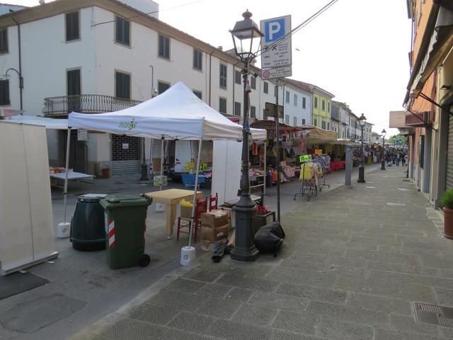 wir laufen durch die Altstadt von Altopascio, wo gerade die Marktstände aufgestellt werden