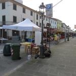 wir laufen durch die Altstadt von Altopascio, wo gerade die Marktstände aufgestellt werden