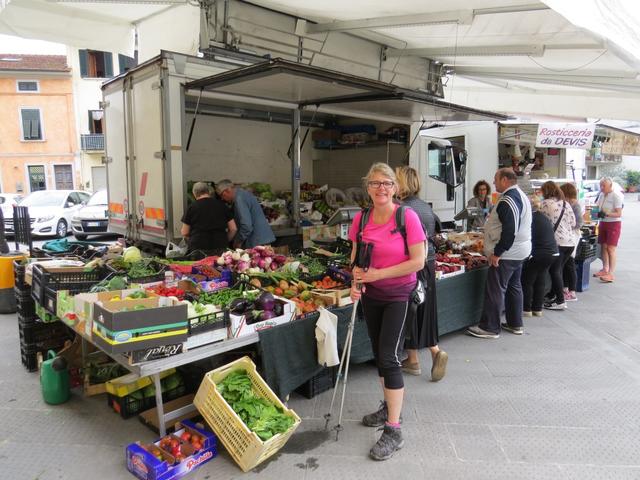 auf dem kleinen Markt, kaufen wir Früchte ein