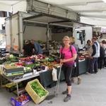 auf dem kleinen Markt, kaufen wir Früchte ein