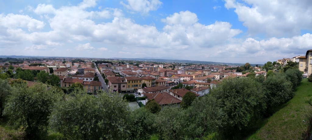 vom Platz bei der Kirche bietet sich uns ein weiter Ausblick über die Dächer des Ortes