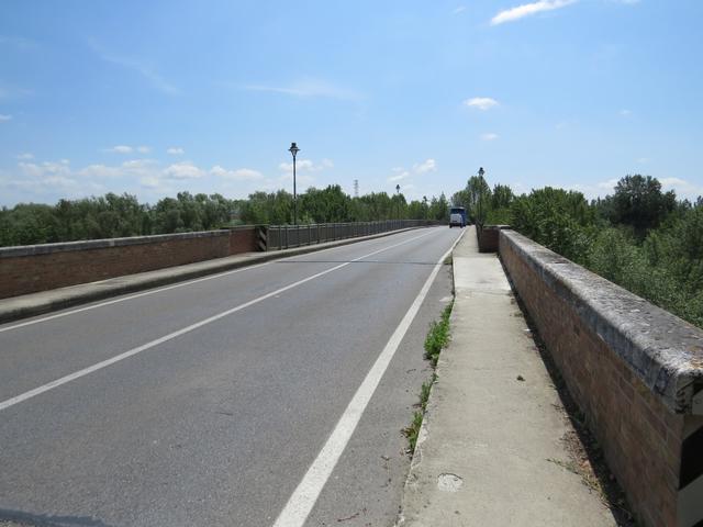 über eine grosse Brücke überqueren wir den Arno