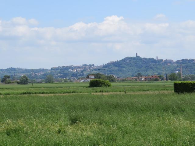 schon von weitem ist San Miniato mit dem Turm Friedrich II ersichtlich