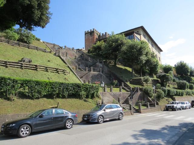 viele Treppen müssen nochmals überwunden werden...