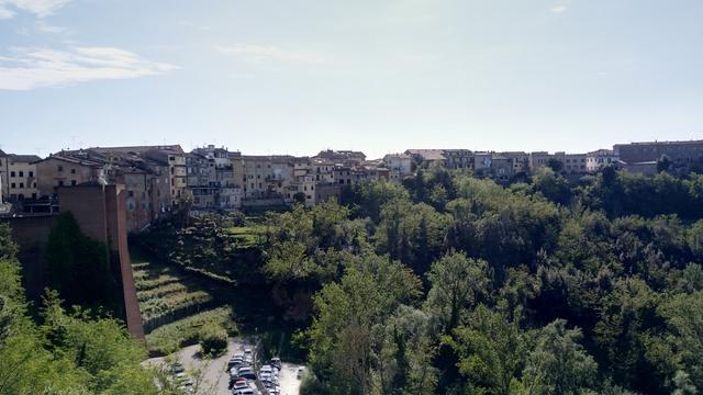 von hier oben geniessen wir den Blick auf die hübsche Häuserzeile von San Miniato Alto