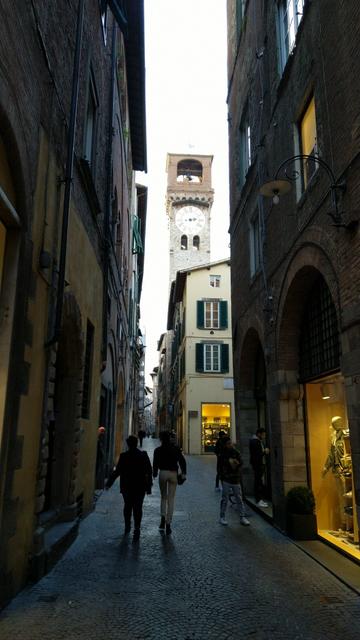 ...und laufen in die Altstadt von Lucca