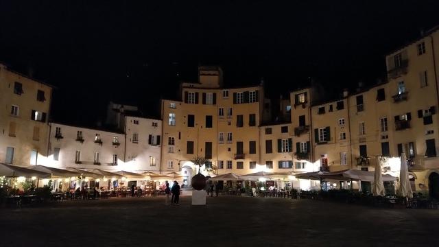 nach dem Essen schlendern wir zur Piazza Anfiteatro